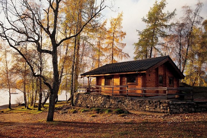 Self -catering log chalet nestled in woodland by Loch Insh, Kincraig