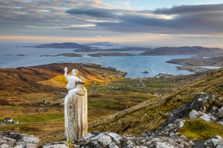 Our Lady of the Sea, Barra