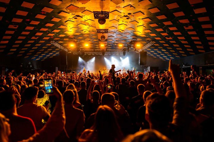 gig and crowd at event