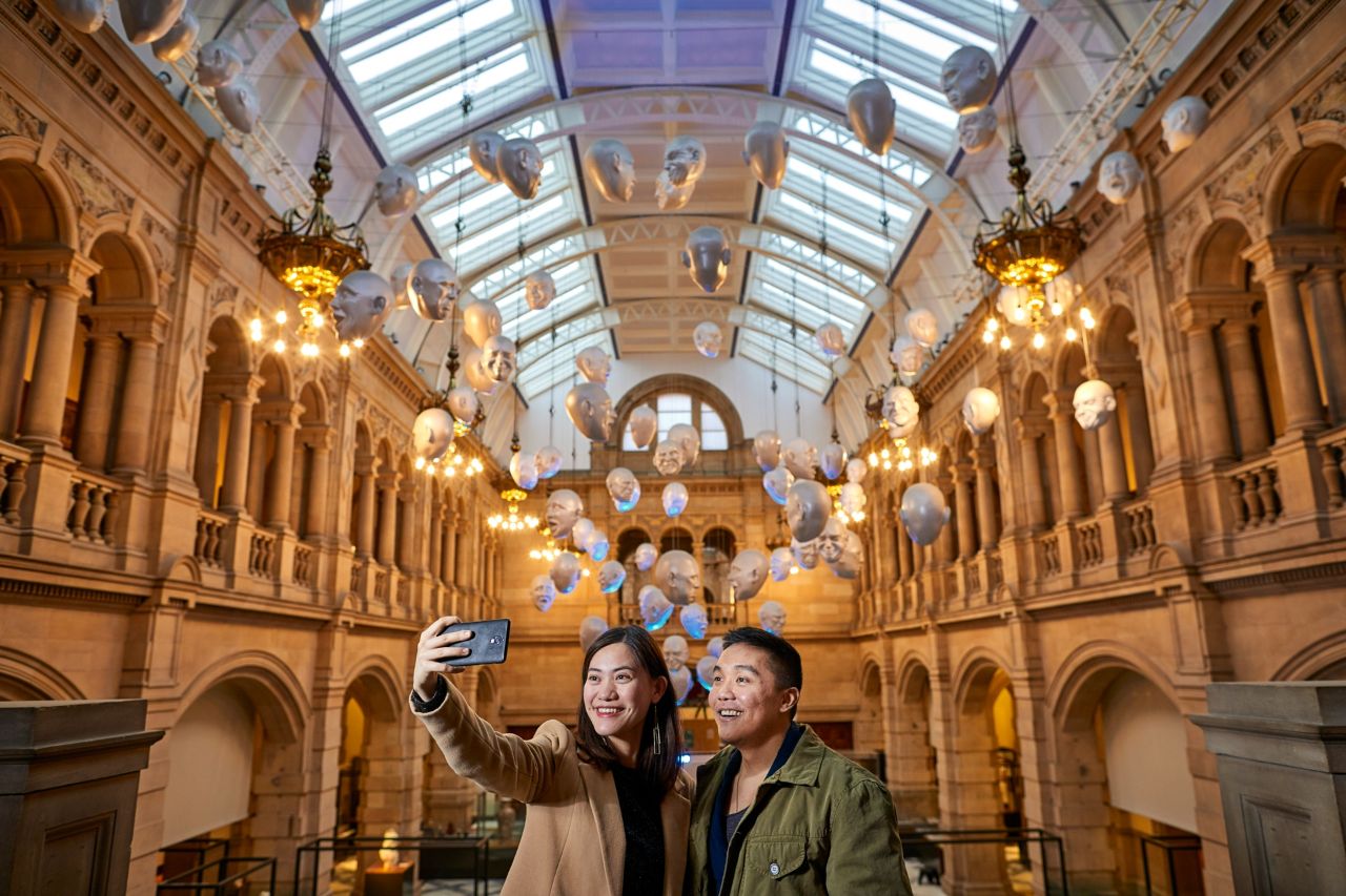 Friends explore some of the sights of Glasgow