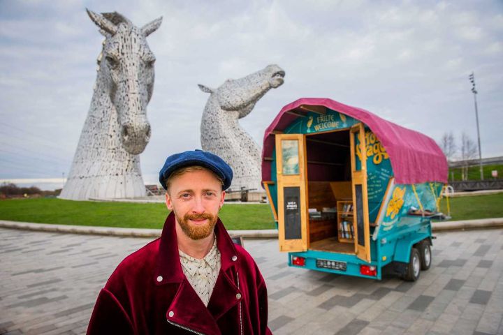 Storyteller in front of a wagon at the Kelpies